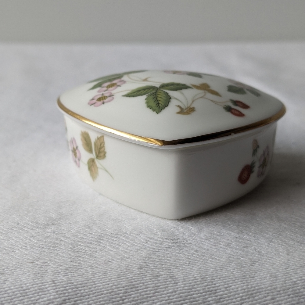 Wedgwood Wild Strawberry Bone China Small Heart Box & Lid Gold Rim Discontinued - Picture 5 of 11